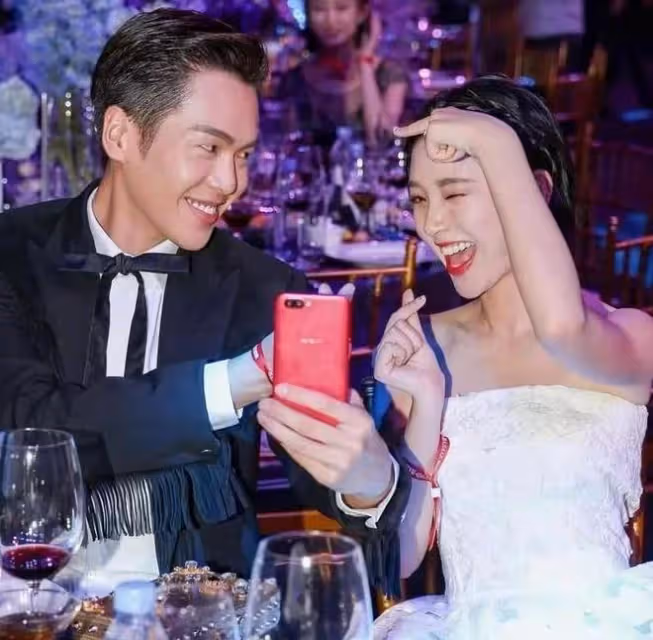 張若昀現身重慶,和老婆唐藝昕一起吃火鍋,並曬出女兒照片