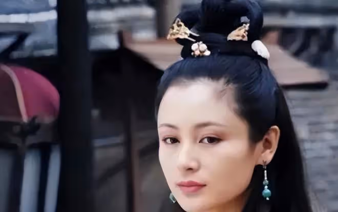 她被稱為「大陸第一美人」,兩大名導為其著迷,今55歲顏值像25歲