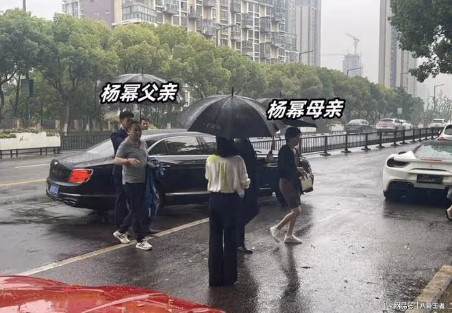 楊冪父母蘇州買房!父親被女銷售包圍,母親背愛馬仕卻沒人搭理