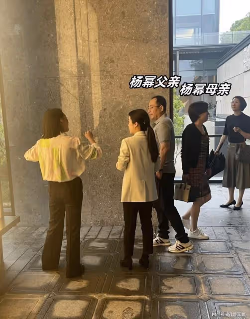楊冪父母蘇州買房!父親被女銷售包圍,母親背愛馬仕卻沒人搭理