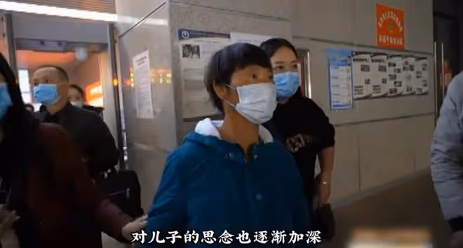 女子26年前拋棄兒子,老了後找兒子相認,兒子:我恨她