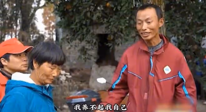女子26年前拋棄兒子,老了後找兒子相認,兒子:我恨她