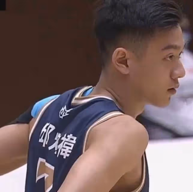 幫已故知名女星帶大兒子!「養子現在21歲」長相超帥正式出道,公開感激養育之恩
