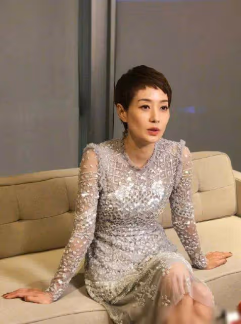 看到馬伊琍感嘆太老了吧,臉下垂得很一臉的苦相,當眾啃手指