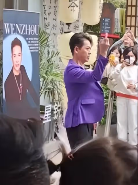 59歲港星內地酒吧商演,冷酷出場被批耍大牌,被嘲「裝大明星」