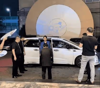 59歲港星內地酒吧商演,冷酷出場被批耍大牌,被嘲「裝大明星」
