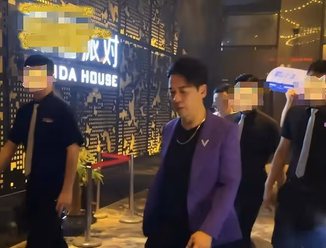 59歲港星內地酒吧商演,冷酷出場被批耍大牌,被嘲「裝大明星」