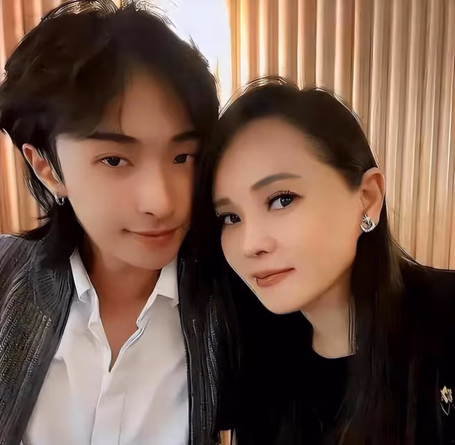 伊能靜母親節秀幸福，女兒送花兒子表白，秦昊發8888紅包高調示愛