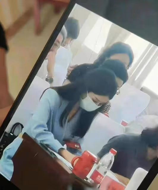 趙麗穎升官後氣場全開！穿露臍西裝不像領導，女明星范下美成焦點