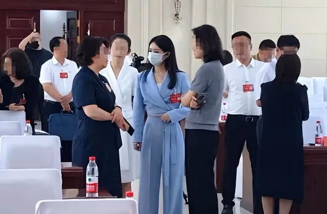 趙麗穎升官後氣場全開！穿露臍西裝不像領導，女明星范下美成焦點
