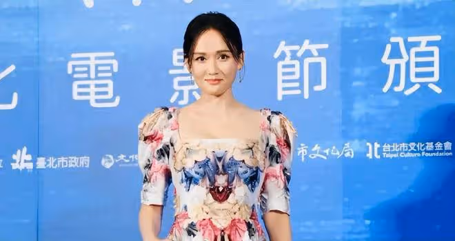 陳喬恩婚後首次亮相!穿泡泡袖長裙美得高調,結婚後顏值大飄升