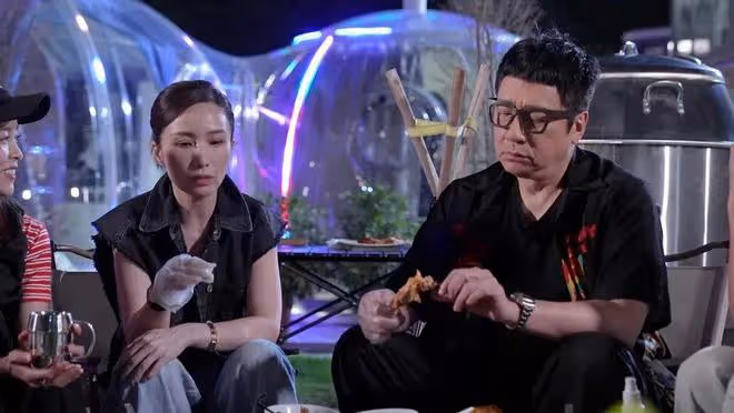 65歲TVB男星與太太相愛28年,分享愛情保鮮法,直言不後悔拍限制片