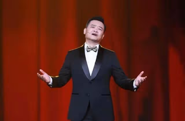 主持人李佳明,31歲因一句話離開央視赴美深造,現在的他怎樣了