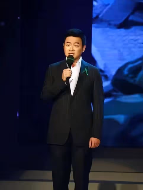 主持人李佳明,31歲因一句話離開央視赴美深造,現在的他怎樣了
