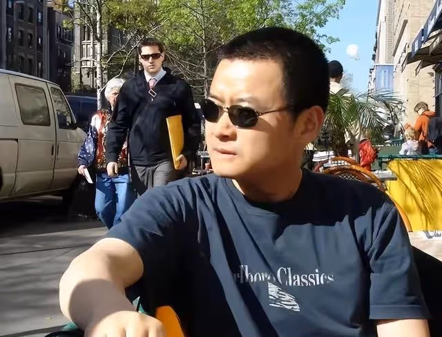 主持人李佳明,31歲因一句話離開央視赴美深造,現在的他怎樣了