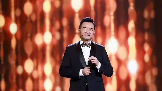 主持人李佳明,31歲因一句話離開央視赴美深造,現在的他怎樣了