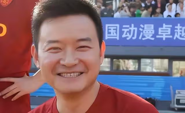 主持人李佳明,31歲因一句話離開央視赴美深造,現在的他怎樣了