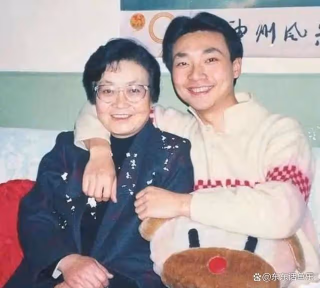 「央視主持」康輝丁克23年,母親臨終前一句話讓他懊悔不已