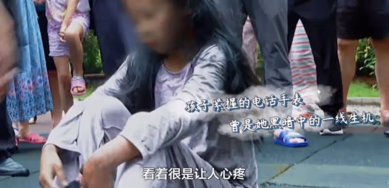 家裡起火父親自己逃走卻把女兒反鎖在家裡!網友:這個男的可能給女兒買了保險