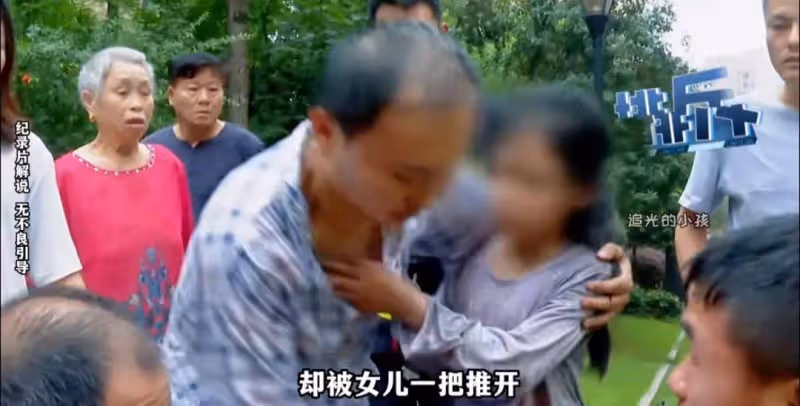 家裡起火父親自己逃走卻把女兒反鎖在家裡!網友:這個男的可能給女兒買了保險