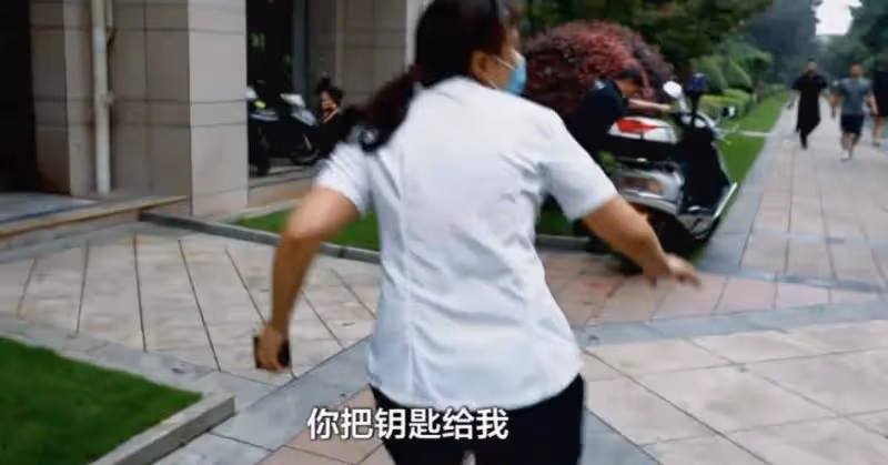 家裡起火父親自己逃走卻把女兒反鎖在家裡!網友:這個男的可能給女兒買了保險