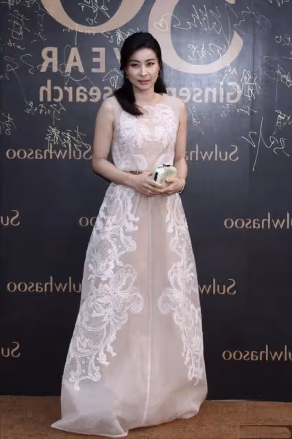 郭晶晶終於認真打扮，穿刺繡紗裙唯美又高級，不愧是「千億兒媳」