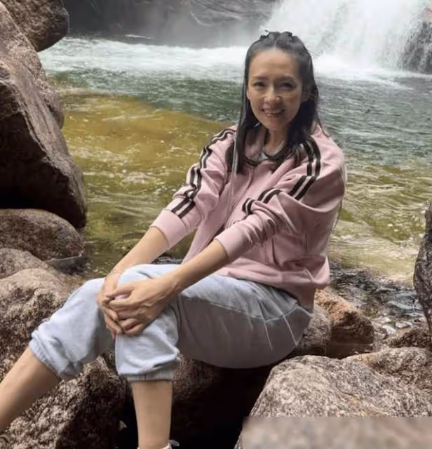 章子怡重返電影拍攝地,攜女兒穿古裝翩翩起舞,髮際線上移好搶鏡