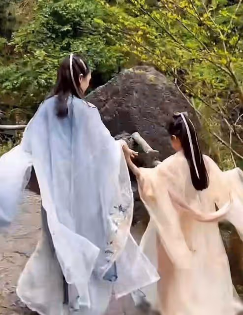 章子怡重返電影拍攝地,攜女兒穿古裝翩翩起舞,髮際線上移好搶鏡