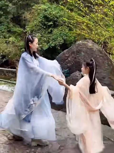 章子怡重返電影拍攝地,攜女兒穿古裝翩翩起舞,髮際線上移好搶鏡
