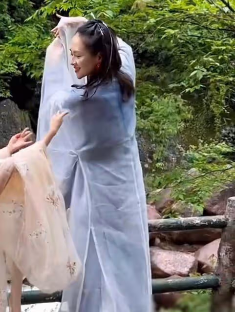 章子怡重返電影拍攝地,攜女兒穿古裝翩翩起舞,髮際線上移好搶鏡