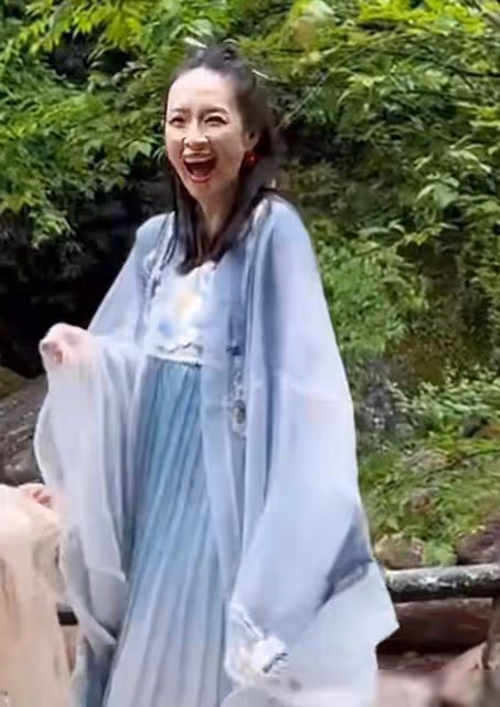 章子怡重返電影拍攝地,攜女兒穿古裝翩翩起舞,髮際線上移好搶鏡