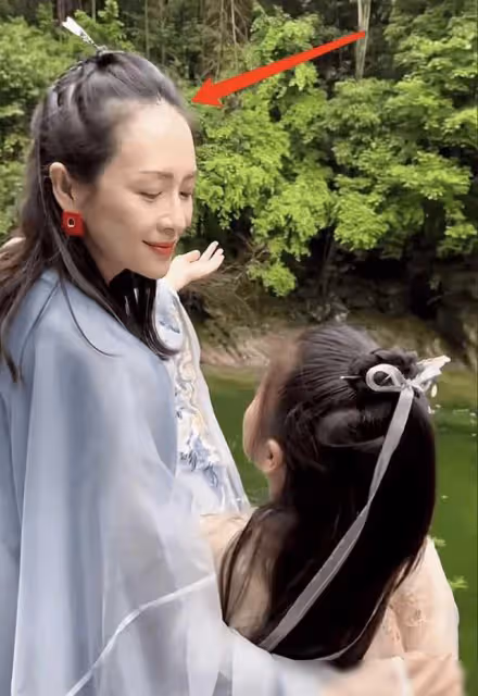 章子怡重返電影拍攝地,攜女兒穿古裝翩翩起舞,髮際線上移好搶鏡