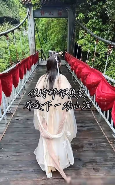 章子怡重返電影拍攝地,攜女兒穿古裝翩翩起舞,髮際線上移好搶鏡