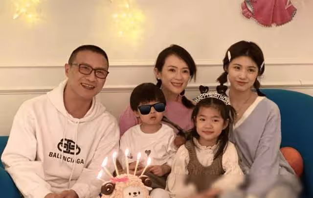 章子怡重返電影拍攝地,攜女兒穿古裝翩翩起舞,髮際線上移好搶鏡