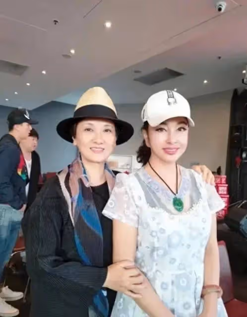 劉曉慶只比鄧婕大5歲,二人狀態大不同,科技臉和原裝臉一目了然
