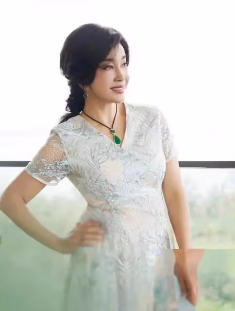 劉曉慶只比鄧婕大5歲,二人狀態大不同,科技臉和原裝臉一目了然