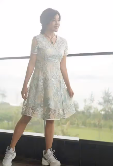 劉曉慶只比鄧婕大5歲,二人狀態大不同,科技臉和原裝臉一目了然