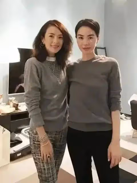 王菲真不給章子怡留面子!她風姿綽約像少女,一個披頭散髮像村婦