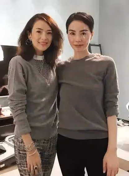 王菲真不給章子怡留面子!她風姿綽約像少女,一個披頭散髮像村婦