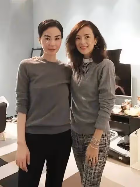 王菲真不給章子怡留面子!她風姿綽約像少女,一個披頭散髮像村婦