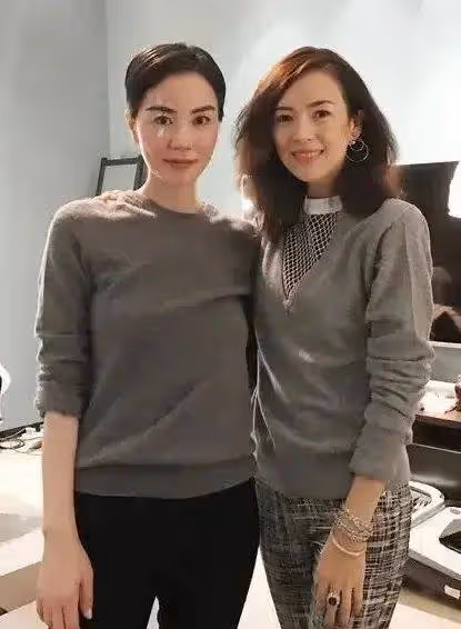 王菲真不給章子怡留面子!她風姿綽約像少女,一個披頭散髮像村婦