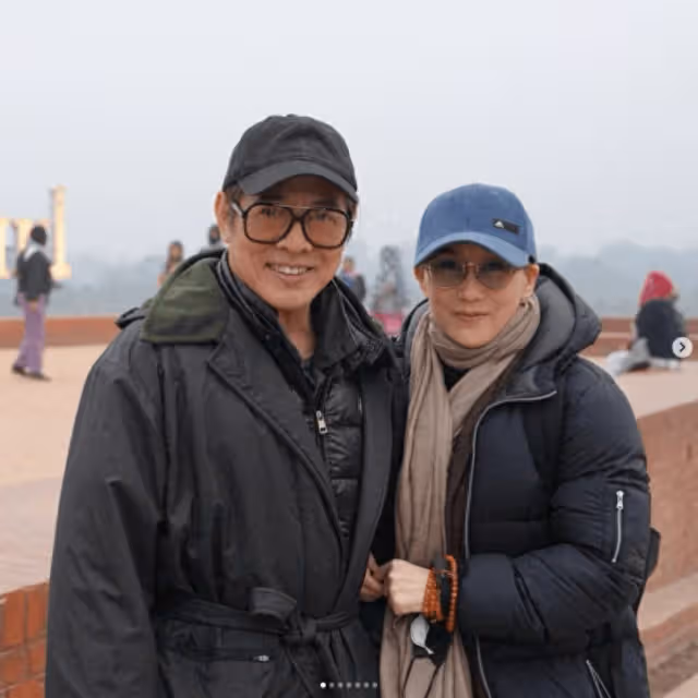 李連杰曬夫妻近照,62歲利智短髮素顏洗盡鉛華,手繞佛珠專注修行