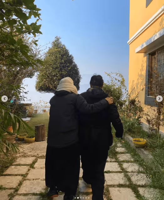李連杰曬夫妻近照,62歲利智短髮素顏洗盡鉛華,手繞佛珠專注修行