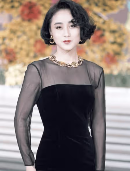 李連杰曬夫妻近照,62歲利智短髮素顏洗盡鉛華,手繞佛珠專注修行