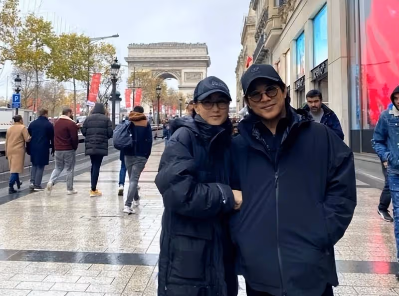 李連杰曬夫妻近照,62歲利智短髮素顏洗盡鉛華,手繞佛珠專注修行