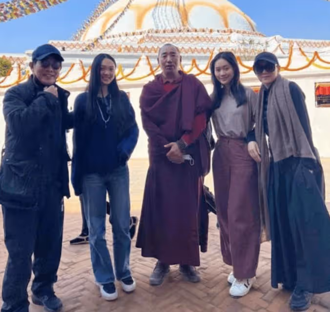 李連杰曬夫妻近照,62歲利智短髮素顏洗盡鉛華,手繞佛珠專注修行