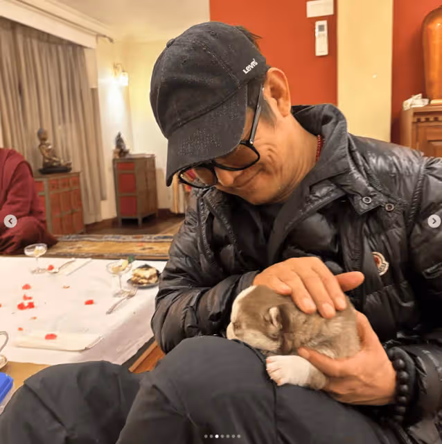 李連杰曬夫妻近照,62歲利智短髮素顏洗盡鉛華,手繞佛珠專注修行