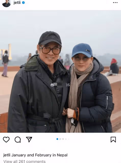 李連杰曬和利智的合照,對鏡微笑秀恩愛,夫妻倆皮膚蠟黃都老了