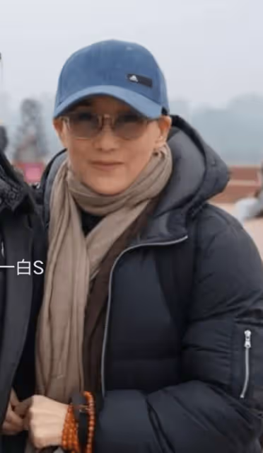 李連杰曬和利智的合照,對鏡微笑秀恩愛,夫妻倆皮膚蠟黃都老了