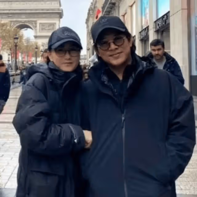 李連杰曬和利智的合照,對鏡微笑秀恩愛,夫妻倆皮膚蠟黃都老了
